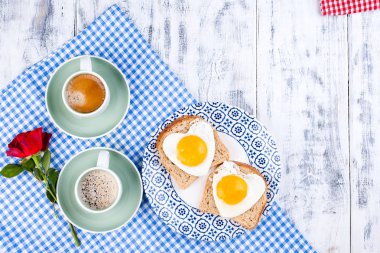 Romantizm için iki fincan aromatik kahve ve kalp şeklinde tost.