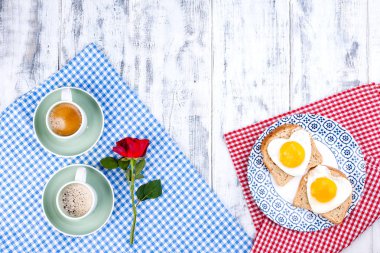 Romantizm için iki fincan aromatik kahve ve kalp şeklinde tost.