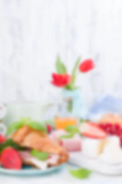 Desayuno Dulce Primavera Con Cruasanes Tocino Sobre Fondo Claro Ramo —  Fotos de Stock