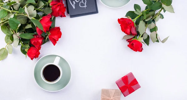 Bouquet Roses Rouges Thé Aromatique Frais Pour Petit Déjeuner Romantique — Photo
