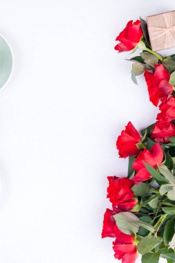Beyaz arka planda büyük bir buket kırmızı gül. Sevgililer günü ve anneler günü için tatil kartı. Fotokopi. Düz yatıyordu