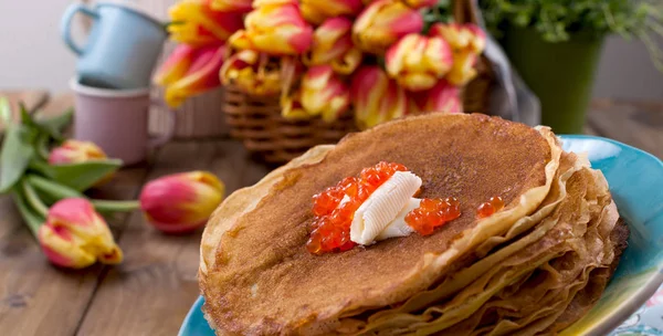 Pancake Dengan Kaviar Dan Mentega Karangan Bunga Tulip Segar Dan — Stok Foto