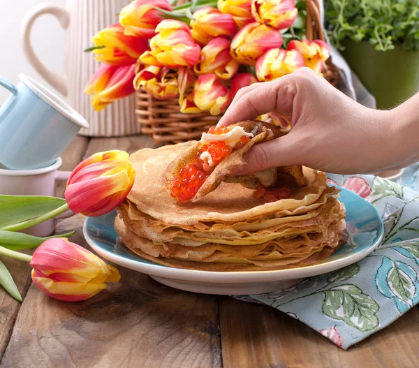 Pancake Dengan Kaviar Dan Mentega Tangan Seorang Wanita Karangan Bunga — Stok Foto