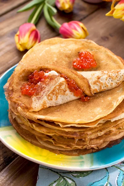 Banyak Pancake Dengan Kaviar Merah Atas Meja Kayu Buket Tulip — Stok Foto