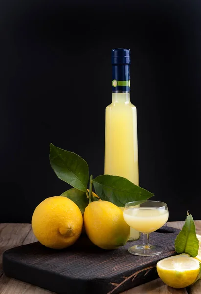 Limoncello Una Botella Pequeño Trago Con Licor Bebida Alcohólica Tradicional — Foto de Stock