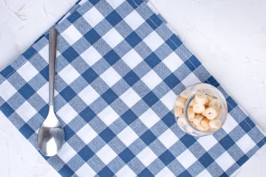 Peçete yemek odası masada sofra ve mavi kafes ile. Tablo ayarı. Metin için özgür yer. Üstten Görünüm.