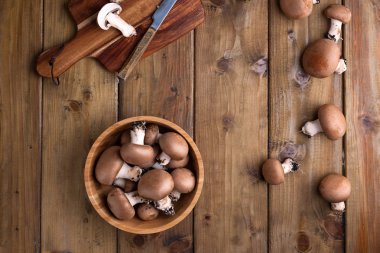 Şampiyon mantarları, yağmalama hasırları ve ahşap arka planda baharatlar. Ahşap tabaklar. Kır tarzında bir fotoğraf. Mesaj için yer. Köy fotoğrafı konsepti.