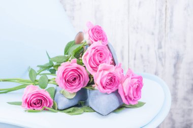 Kadın ayakkabıları yüksek topuklu. Zarif ayakkabılar ve iç kısımda bir buket gül. Kadınlar şölenindeki bir kıza hediye. bahar ayakkabıları ve çiçekler