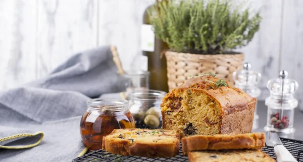 Pane tradizionale italiano con pomodori secchi e olive. Torte fatte in casa per pranzo e colazione e ingredienti. Spazio libero per il testo . — Foto Stock