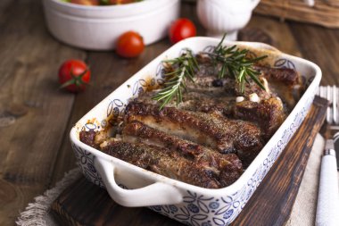 Izgara domuz pirzolası. Baharatlı et ve ahşap arka planda baharatlı otlar. Barbekü için öğle yemeği. Metin için boş alan