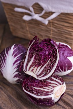 Ahşap bir masada kırmızı lahana ve karatahta. Vitaminli İtalyan salatası. Mutfakta yaşam tarzında sebzeler var. Metin için boş alan