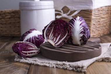 Ahşap bir masada kırmızı lahana ve karatahta. Vitaminli İtalyan salatası. Mutfakta yaşam tarzında sebzeler var. Metin için boş alan