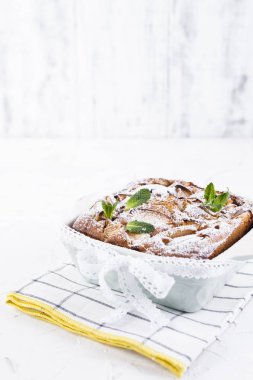 Beyaz arka planda elmalı turta. Ev yapımı meyve pastası.