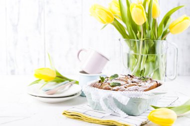 Beyaz arka planda elmalı turta ve bir buket sprin.