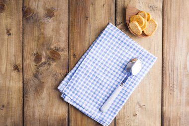 Ahşap bir arka planda kızarmış ekmek ve bir tabak için bedava yer. Üst 