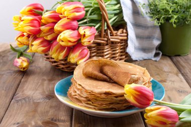 Ahşap bir arka planda veya masada bir sürü ince krep ve bir levrek.