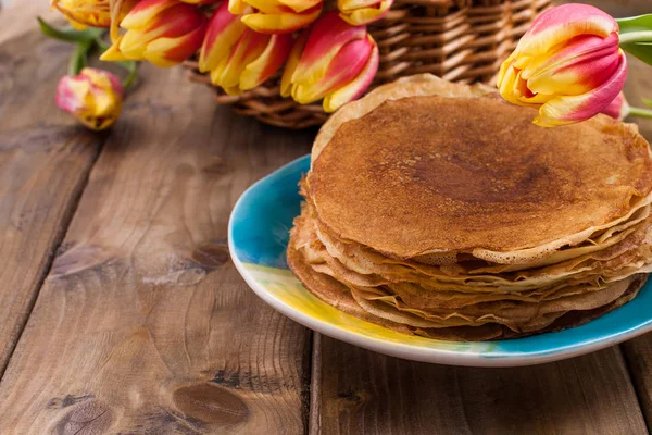 Banyak pancake tipis pada latar belakang atau meja kayu, dan bas — Stok Foto