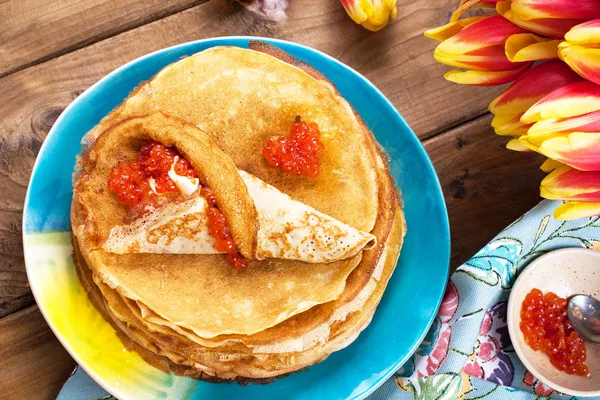 Pancake dengan kaviar dan mentega, karangan bunga tulip segar dan — Stok Foto