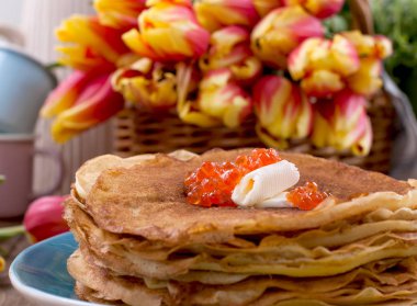 Havyar ve tereyağlı gözleme, bir buket taze lale ve...