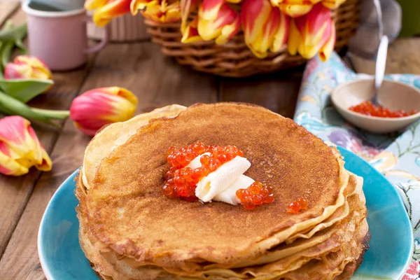 Pancake dengan kaviar dan mentega, karangan bunga tulip segar dan — Stok Foto