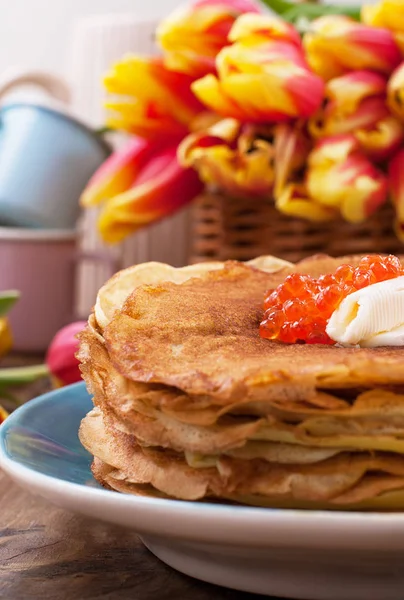 Pancake dengan kaviar dan mentega, karangan bunga tulip segar dan — Stok Foto