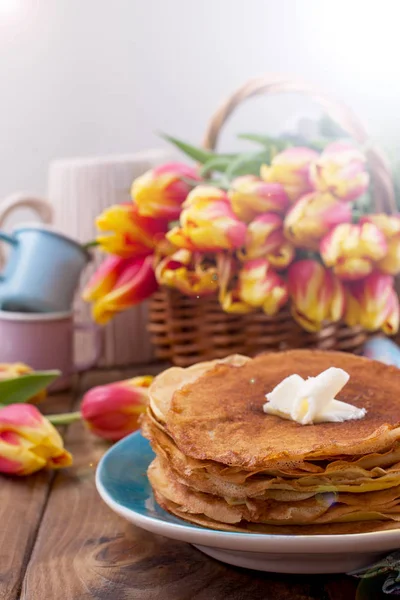 Banyak pancake tipis pada latar belakang atau meja kayu, dan bas — Stok Foto