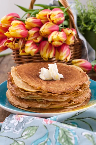 Banyak pancake tipis pada latar belakang atau meja kayu, dan bas — Stok Foto