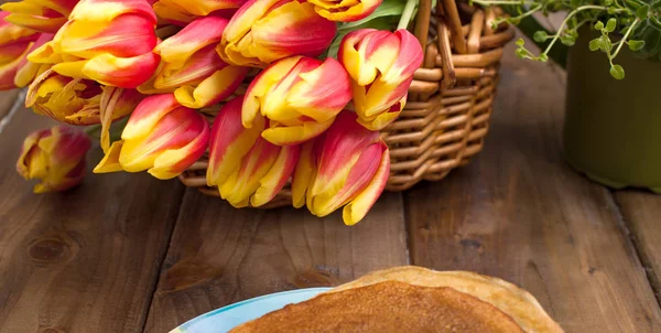 Boeket verse rode tulpen in de mand. Voorjaarspaasontbijt — Stockfoto