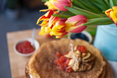 Kırmızı ve siyah havyarlı büyük yuvarlak gözlemeler. P 'den Zarflar