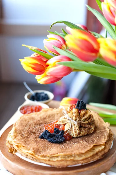 Pancake bulat besar dengan kaviar merah dan hitam. Amplop dari p — Stok Foto