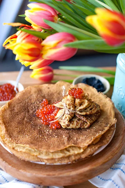 Pancake bulat besar dengan kaviar merah dan hitam. Amplop dari p — Stok Foto