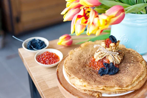 Pancake bulat besar dengan kaviar merah dan hitam. Amplop dari p — Stok Foto
