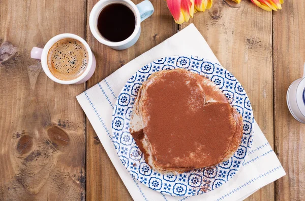 Dua cangkir kopi aromatik dan pancake dengan krim. Sarapan f — Stok Foto