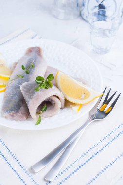 Limon ve soğanlı salamura ringa fileto.. 