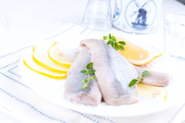 Limon ve soğanlı salamura ringa fileto.. 