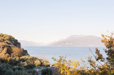 Gölde akşam gökyüzü ve güneş ışığı, güzel bir gezinti