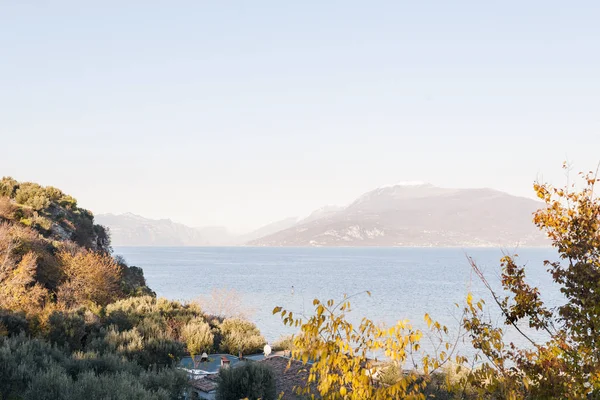 Gölde akşam gökyüzü ve güneş ışığı, güzel bir gezinti