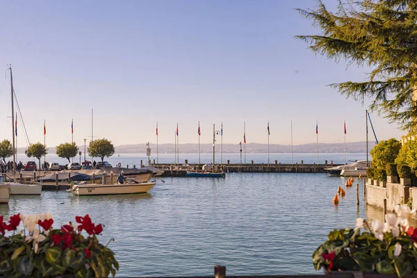 Sonnenuntergang mit rot-gelber Sonne auf einem See oder Meer. Himmel, Ufer, Sonne und — Stockfoto