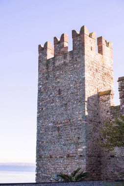 İtalya 'da ve gölde antik bir kale. Evroppe 'de seyahat ve turizm.