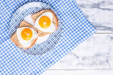 2 kızarmış kalp şeklinde yumurta kahvaltısı. Romantik sabah sürprizi.