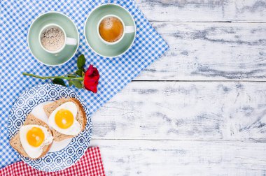 Romantizm için iki fincan aromatik kahve ve kalp şeklinde tost.