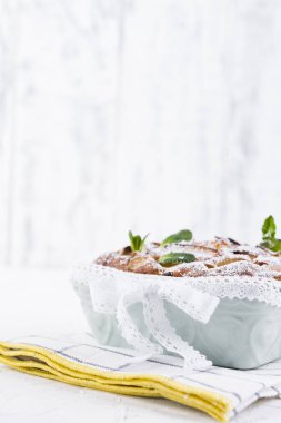 Beyaz arka planda elmalı turta. Ev yapımı meyve pastası.