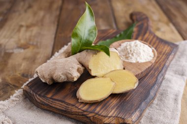 Ahşap arka planda zencefil ve limon, kırsal tarzda fotoğraf.