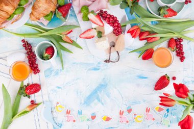 Kahvaltı ya da Paskalya için çeşitli lezzetlerle bir akşam yemeği masası.