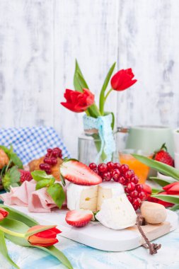 Kahvaltı ya da Paskalya için çeşitli lezzetlerle bir akşam yemeği masası.