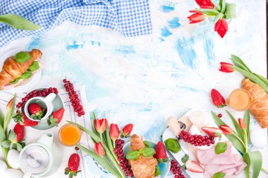 Kahvaltı ya da Paskalya için çeşitli lezzetlerle bir akşam yemeği masası.