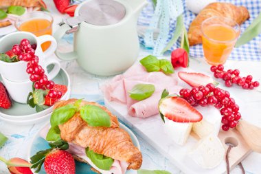 Kahvaltı ya da Paskalya için çeşitli lezzetlerle bir akşam yemeği masası.