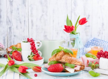 Kahvaltı ya da Paskalya için çeşitli lezzetlerle bir akşam yemeği masası.