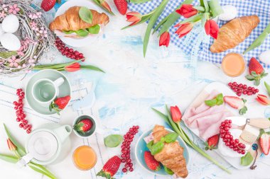 Kahvaltı ya da Paskalya için çeşitli lezzetlerle bir akşam yemeği masası.