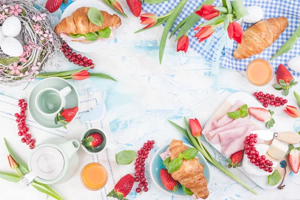 Kahvaltı ya da Paskalya için çeşitli lezzetlerle bir akşam yemeği masası.